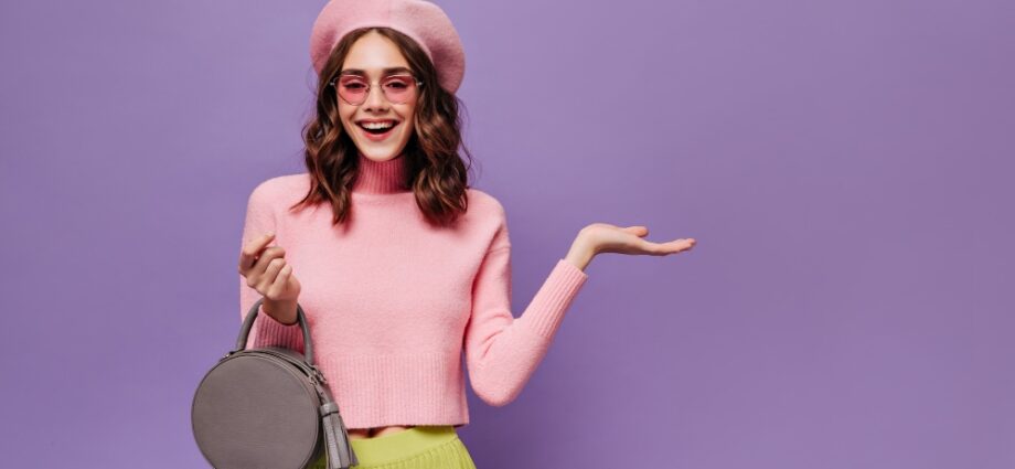 joyful-parisian-woman-beret-sunglasses-points-place-text-purple-wall