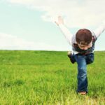3 metode prin care să-ți ajuți copilul să-și dezvolte abilitățile motrice